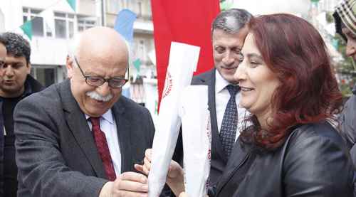 Bakan Avcı fidan ve satranç dağıttı
