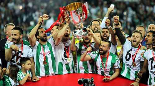 Bakan Avcı futbolcuları tek tek tebrik etti