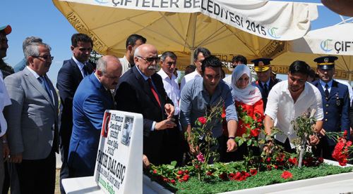 Bakan Avcı şehidin kabrini ziyaret etti