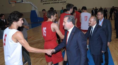 Bakan Bak, Eskişehir Basket Genç Takımı'na başarı diledi