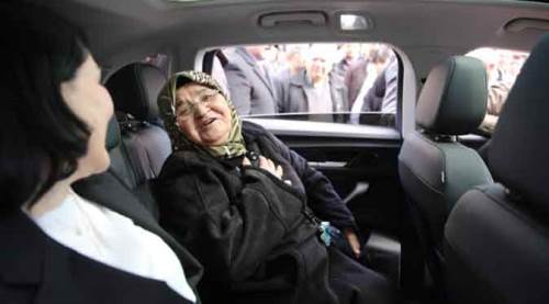 Bakan Dönmez, Eskişehirli Gülistan teyzenin isteğini kırmadı