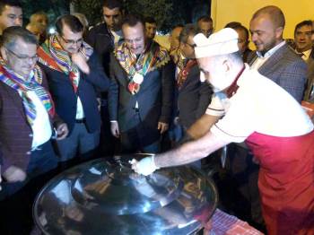 Bakan Dönmez "Geleneksel Şifalı Pilav Kazanı Kapak Açma" Programına Katıldı
