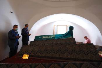 Bakan Dönmez, Şeyh Edebali Türbesini Ziyaret Etti
