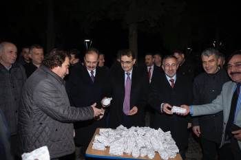 Bakan Dönmez Bilecik’Te Vatandaşlara Kandil Simidi Dağıttı
