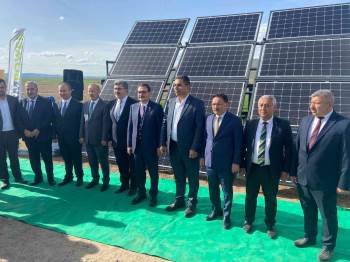 Bakan Dönmez Yeni Tasarlanan Güneş Enerji Sistemini İnceledi
