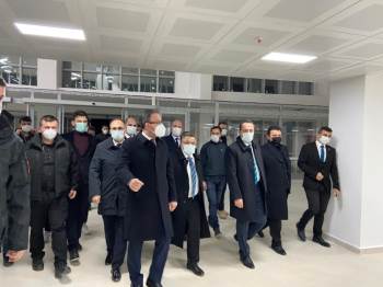 Bakan Kasapoğlu, Bozüyük Kapalı Spor Salonunda İncelemelerde Bulundu
