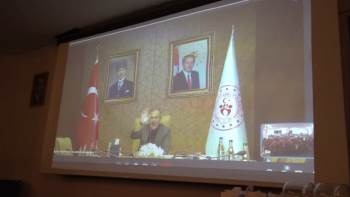 Bakan Kasapoğlu, Kütahyalı Gençlerle Canlı Bağlantıyla Bir Araya Geldi
