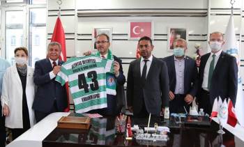 Bakan Kasapoğlu’Na 43 Numaralı Forması Hediye Edildi
