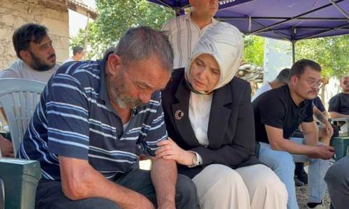 Bakan Yardımcısından Eskişehir'deki şehit evine taziye ziyareti