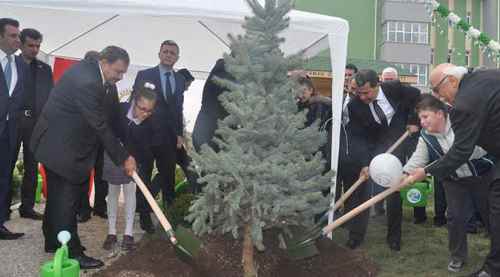 Bakanlar öğrencilerle birlikte fidan dikti