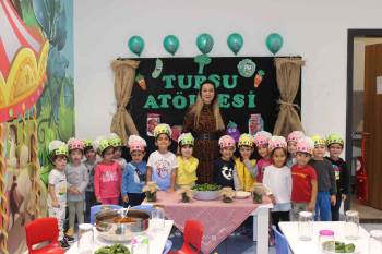 Bakımevinde Turşu Kurma Etkinliği
