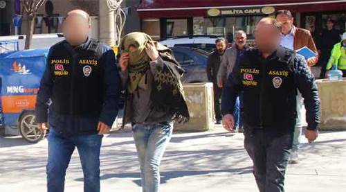 Bakın ne çalarken yakalandı...