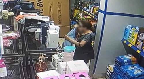 Baktı, beğendi, katlayıp çantasına koydu...