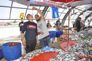 Balık Satabilmek İçin Çiğ Çiğ Yedi
