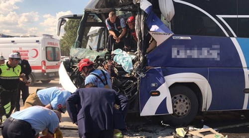 Balıkesir'de yolcu otobüsü kaza yaptı