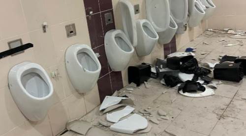 Balıkesirspor taraftarı hırsını tuvaletlerden çıkardı: Eskişehir'de şok görüntü!