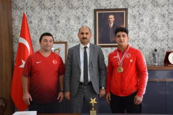 Balkan Şampiyonu Zaloğlu’Nu Makamında Kabul Etti
