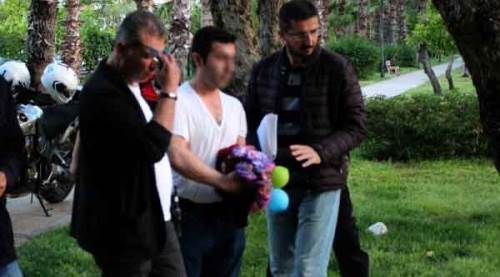 Balonlardan göğüs yapıp annesinin elbiseleriyle...