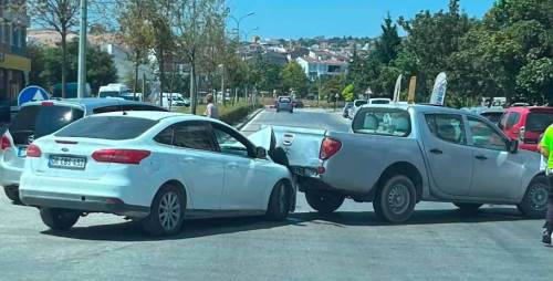 Balsu Caddesi'nde otomobil ile kamyonet çarpıştı