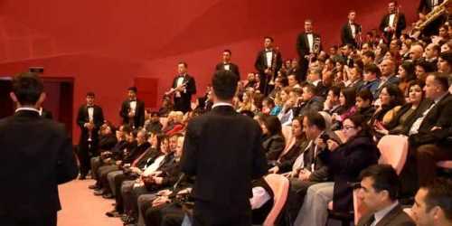 BANDO AYAKTA ALKIŞLANDI