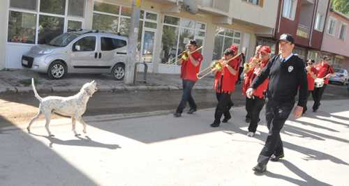 BANDO ES ES'E EŞLİK ETTİ HAYRAN BIRAKTI