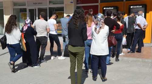 Bankamatik önünde son gün kuyruğu