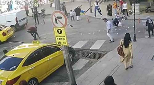 Bankaya giderken elindeki paralar rüzgarla savrulunca...