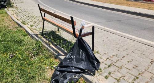 Bankların yanındaki çöp poşetleri de duyarsızlığı önleyemedi