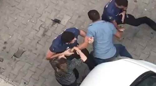 Banyon su sızdırıyor diye komşusuna, kapıyı sert çaldı diye polise saldırdı