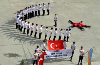 Barış Pınarı Harekâtına Destek Veren Öğrenciler Gövdeleriyle Ay Yıldız Yaptılar
