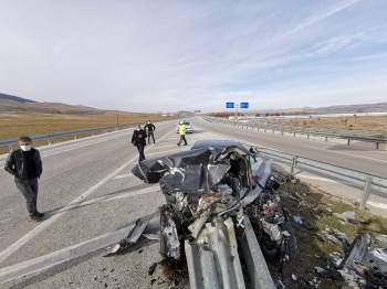 Bariyerin Otomobile Ok Gibi Saplandığı Kazada 2 Kişi Yaralandı
