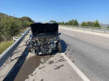 Bariyerlere Çarpan Otomobilde İkisi Çocuk 4 Kişi Yaralandı
