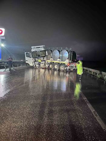 Bariyerlere Çarpan Tankerde 2 Kişi Yaralandı
