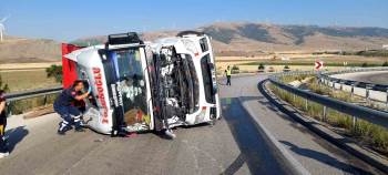 Bariyerlere Çarpıp Devrilen Kamyonun Sürücüsü Yaralandı
