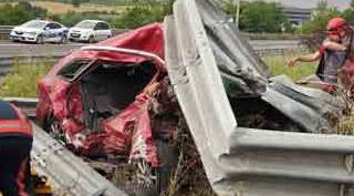 Bariyerlere saplanan otomobil 2 kişiye mezar oldu