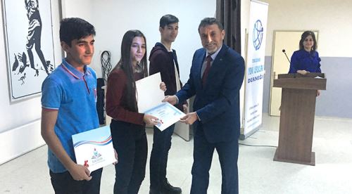 Başarı öğrenicilere altın hediye ettiler
