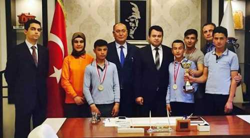 BAŞARILARINI VALİ İLE PAYLAŞTILAR