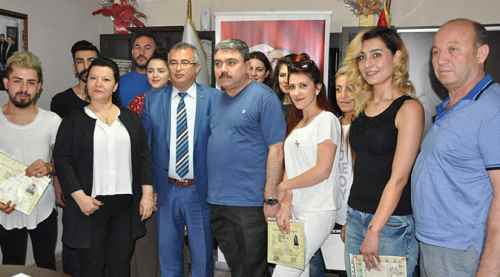 Başarılı çalışanlara belge verildi