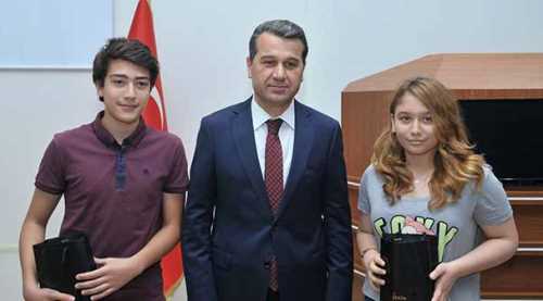 BAŞARILI OLAN ÖĞRENCİLERE ÖDÜL