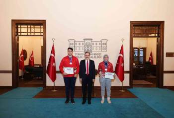 Başarılı Sporculara Hediye Takdimi
