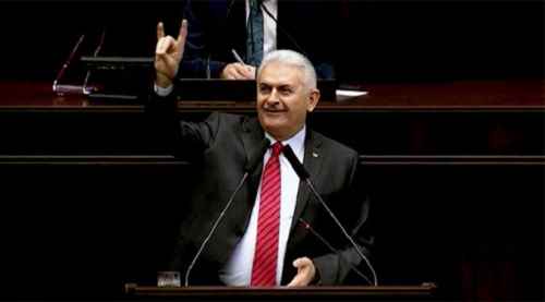 Başbakan Yıldırım'dan bozkurt işareti