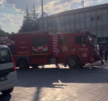 Başkan Akçadurak, “Gelin Arabası Olarak Kullanılan İtfaiye Aracı Uşak Belediyesine Ait”
