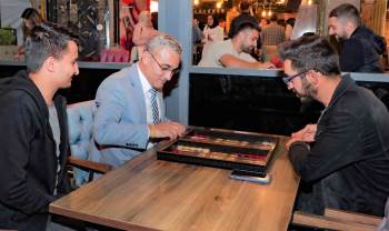 Başkan Alim Işık gençlerle tavla oynadı