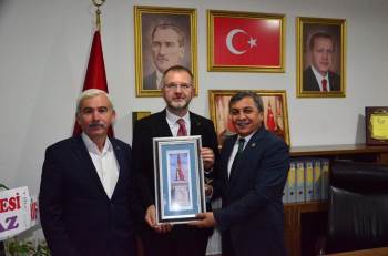 Başkan Arif Teke,  Ceyhun’A Şehit Sancaktar Anıtı’Nın El Yapımı Tablosunu Hediye Etti
