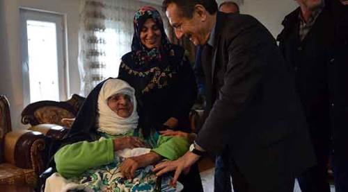 Başkan Ataç, 107 yaşındaki Hazal Nineyiziyaret etti