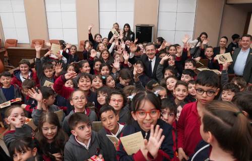 Başkan Ataç minikleri teker teker dinleyerek, bilgiler verdi
