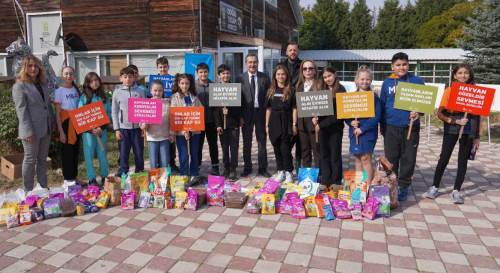 Başkan Ataç ve öğrencilerden sokak hayvanlarına mama desteği