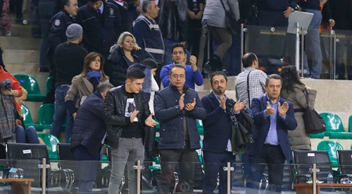 Başkan ayakta alkışladı