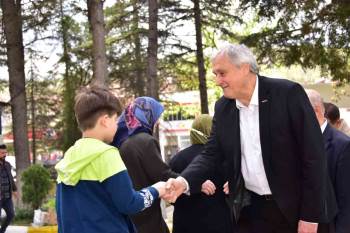 Başkan Bakkalcıoğlu, Mezarlık Ziyaretine Gelen Vatandaşların Bayramını Kutladı
