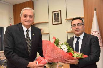 Başkan Bakkalcıoğlu’Ndan Sağlık Çalışanlarına Çiçekli Kutlama
